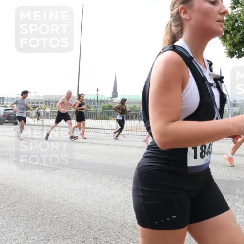 29.06.2025 - hella hamburg halbmarathon Lena Gebhardt http://msf.ph/oto/8429176 29.06.2025 10:43:52 Lombardsbrücke 15294, 3288, 15285, 184, 1023, 1026, 1095, 1306, 1310, 1400, 1459, 1802, 1804, 2073, 2186, 2692, 2733, 3065, 3288, 3390, 3596, 3597, 4367, 4627, 4636, 4866, 4898, 5001, 5127, 5192, 5201, 5214, 5293, 5370, 5890, 5902, 5905, 6012, 6036, 6096, 6226, 6334, 6895, 6931, 6971, 6973, 7197, 7205, 7206, 7326, 7489, 7504, 7610, 7926, 8000, 8058, 8135, 8233, 8408, 8504, 8591, 8870, 8957, 9073, 9639, 9641, 9704, 9831, 9879, 10083, 10097, 10200, 10202 meine-sportfotos.de