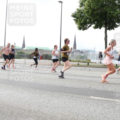29.06.2025 - hella hamburg halbmarathon Lena Gebhardt http://msf.ph/oto/8429195 29.06.2025 10:43:52 Lombardsbrücke 15285, 1023, 1026, 1095, 1306, 1310, 1400, 1459, 1802, 1804, 2073, 2186, 2692, 2733, 3065, 3288, 3390, 3596, 3597, 4367, 4627, 4636, 4866, 4898, 5001, 5127, 5192, 5201, 5214, 5293, 5370, 5890, 5902, 5905, 6012, 6036, 6096, 6226, 6334, 6895, 6931, 6971, 6973, 7197, 7205, 7206, 7326, 7489, 7504, 7610, 7926, 8000, 8058, 8135, 8233, 8408, 8504, 8591, 8870, 8957, 9073, 9639, 9641, 9704, 9831, 9879, 10083, 10097, 10200, 10202 meine-sportfotos.de