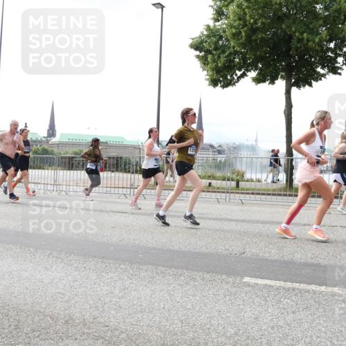 29.06.2025 - hella hamburg halbmarathon Lena Gebhardt http://msf.ph/oto/8429215 29.06.2025 10:43:52 Lombardsbrücke 5285, 1023, 1026, 1095, 1306, 1310, 1400, 1459, 1802, 1804, 2073, 2186, 2692, 2733, 3065, 3288, 3390, 3596, 3597, 4367, 4627, 4636, 4866, 4898, 5001, 5127, 5192, 5201, 5214, 5293, 5370, 5890, 5902, 5905, 6012, 6036, 6096, 6226, 6334, 6895, 6931, 6971, 6973, 7197, 7205, 7206, 7326, 7489, 7504, 7610, 7926, 8000, 8058, 8135, 8233, 8408, 8504, 8591, 8870, 8957, 9073, 9639, 9641, 9704, 9831, 9879, 10083, 10097, 10200, 10202 meine-sportfotos.de