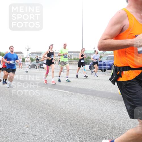 29.06.2025 - hella hamburg halbmarathon Lena Gebhardt http://msf.ph/oto/8429267 29.06.2025 10:54:01 Lombardsbrücke 7614, 1017, 1263, 1687, 1744, 1753, 1762, 1779, 1789, 2079, 2372, 2429, 2600, 2761, 2854, 3055, 3079, 3187, 3188, 3249, 3465, 3467, 3557, 4323, 4685, 4801, 4838, 5157, 5430, 5514, 5804, 5817, 5856, 5857, 5898, 5964, 6039, 6192, 6273, 6306, 6468, 6583, 6913, 6987, 6988, 6996, 7039, 7498, 7537, 7614, 7874, 7890, 7946, 8867, 8924, 9077, 9138, 9203, 9503, 9531, 9572, 9771, 10207, 11354, 11390, 11785 meine-sportfotos.de