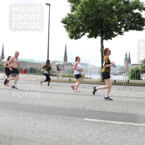 29.06.2025 - hella hamburg halbmarathon Lena Gebhardt http://msf.ph/oto/8429272 29.06.2025 10:43:53 Lombardsbrücke 15285, 1023, 1026, 1095, 1306, 1310, 1400, 1459, 1802, 1804, 2073, 2186, 2692, 2733, 3065, 3288, 3390, 3596, 3597, 4627, 4636, 4866, 4898, 5001, 5127, 5192, 5201, 5214, 5293, 5370, 5890, 5902, 5905, 6012, 6036, 6096, 6226, 6334, 6895, 6931, 6971, 6973, 7197, 7205, 7206, 7326, 7489, 7504, 7610, 7926, 8000, 8058, 8233, 8408, 8504, 8591, 8763, 8870, 8957, 9073, 9704, 9831, 9879, 10083, 10097, 10200, 10202 meine-sportfotos.de