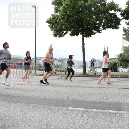 29.06.2025 - hella hamburg halbmarathon Lena Gebhardt http://msf.ph/oto/8429342 29.06.2025 10:43:54 Lombardsbrücke 3288, 15285, 5201, 1023, 1026, 1095, 1306, 1310, 1400, 1459, 1802, 1804, 2073, 2186, 2692, 2733, 3065, 3288, 3390, 3596, 3597, 4627, 4636, 4866, 4898, 5001, 5127, 5192, 5201, 5214, 5293, 5370, 5730, 5890, 5902, 5905, 6012, 6036, 6096, 6226, 6334, 6895, 6931, 6971, 6973, 7197, 7205, 7206, 7326, 7489, 7504, 7610, 7818, 7926, 8000, 8058, 8233, 8504, 8591, 8763, 8870, 8957, 9073, 9704, 9831, 9879, 10083, 10097, 10200, 10202 meine-sportfotos.de