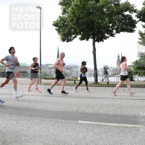 29.06.2025 - hella hamburg halbmarathon Lena Gebhardt http://msf.ph/oto/8429358 29.06.2025 10:43:54 Lombardsbrücke 15285, 328, 1023, 1026, 1095, 1306, 1310, 1400, 1459, 1802, 1804, 2073, 2186, 2692, 2733, 3065, 3288, 3390, 3596, 3597, 4627, 4636, 4866, 4898, 5001, 5127, 5192, 5201, 5214, 5293, 5370, 5730, 5890, 5902, 5905, 6012, 6036, 6096, 6226, 6334, 6895, 6931, 6971, 6973, 7197, 7205, 7206, 7326, 7489, 7504, 7610, 7818, 7926, 8000, 8058, 8233, 8504, 8591, 8763, 8870, 8957, 9073, 9704, 9831, 9879, 10083, 10097, 10200, 10202 meine-sportfotos.de