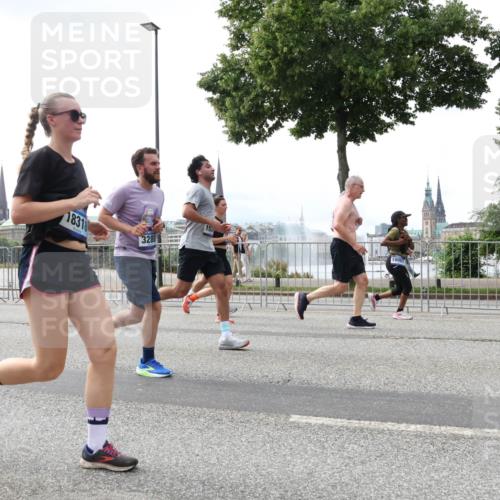 29.06.2025 - hella hamburg halbmarathon Lena Gebhardt http://msf.ph/oto/8429384 29.06.2025 10:43:54 Lombardsbrücke 18318, 3288, 15, 1023, 1026, 1095, 1306, 1310, 1400, 1459, 1802, 1804, 2073, 2186, 2692, 2733, 3065, 3288, 3390, 3596, 3597, 4627, 4636, 4866, 4898, 5001, 5127, 5192, 5201, 5214, 5293, 5370, 5730, 5890, 5902, 5905, 6012, 6036, 6096, 6226, 6334, 6895, 6931, 6971, 6973, 7197, 7205, 7206, 7326, 7489, 7504, 7610, 7818, 7926, 8000, 8058, 8233, 8504, 8591, 8763, 8870, 8957, 9073, 9704, 9831, 9879, 10083, 10097, 10200, 10202 meine-sportfotos.de