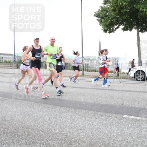 29.06.2025 - hella hamburg halbmarathon Lena Gebhardt http://msf.ph/oto/8429444 29.06.2025 10:54:03 Lombardsbrücke 9572, 1687, 17309, 11390, 1017, 1263, 1687, 1744, 1753, 1762, 1779, 1789, 1822, 2079, 2372, 2600, 2761, 2854, 3055, 3079, 3187, 3188, 3249, 3364, 3465, 3467, 3557, 4323, 4685, 4801, 4838, 5157, 5309, 5430, 5514, 5804, 5817, 5856, 5857, 5898, 5964, 6039, 6192, 6273, 6306, 6468, 6583, 6913, 6987, 6988, 6996, 7039, 7498, 7537, 7614, 7670, 7874, 7890, 7946, 8867, 8924, 9138, 9203, 9503, 9531, 9572, 9771, 10207, 11354, 11390, 11785 meine-sportfotos.de