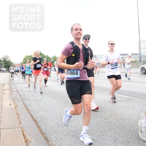 29.06.2025 - hella hamburg halbmarathon Lena Gebhardt http://msf.ph/oto/8429587 29.06.2025 10:54:04 Lombardsbrücke 3557, 9503, 2372, 5964, 13350, 70, 1017, 1263, 1687, 1744, 1753, 1762, 1779, 1789, 1822, 2079, 2372, 2600, 2761, 2854, 3055, 3079, 3187, 3188, 3249, 3364, 3465, 3467, 3557, 4323, 4685, 4801, 4838, 5157, 5309, 5430, 5514, 5804, 5817, 5856, 5857, 5898, 5964, 6039, 6192, 6273, 6468, 6583, 6913, 6987, 6988, 6996, 7039, 7498, 7614, 7670, 7874, 7890, 7946, 8867, 8924, 9138, 9203, 9503, 9531, 9572, 9771, 10207, 11354, 11390, 11785 meine-sportfotos.de