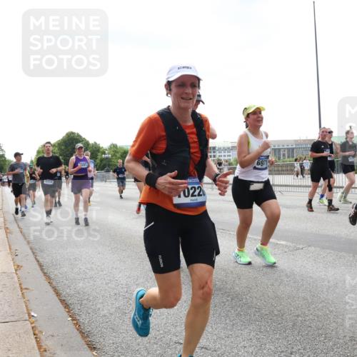 29.06.2025 - hella hamburg halbmarathon Lena Gebhardt http://msf.ph/oto/8429599 29.06.2025 10:43:56 Lombardsbrücke 6334, 597, 022, 6911, 75, 9704, 1023, 1026, 1095, 1306, 1310, 1400, 1459, 1802, 1804, 2073, 2186, 2692, 2733, 3065, 3288, 3390, 3596, 3597, 4627, 4636, 4866, 4898, 5001, 5127, 5192, 5201, 5214, 5293, 5370, 5730, 5731, 5890, 5902, 5905, 6036, 6096, 6226, 6334, 6895, 6931, 6971, 6973, 7197, 7205, 7206, 7326, 7489, 7504, 7610, 7818, 8000, 8058, 8233, 8504, 8591, 8763, 8870, 8957, 9073, 9704, 9831, 9879, 10083, 10097, 10200, 10202, 11955 meine-sportfotos.de