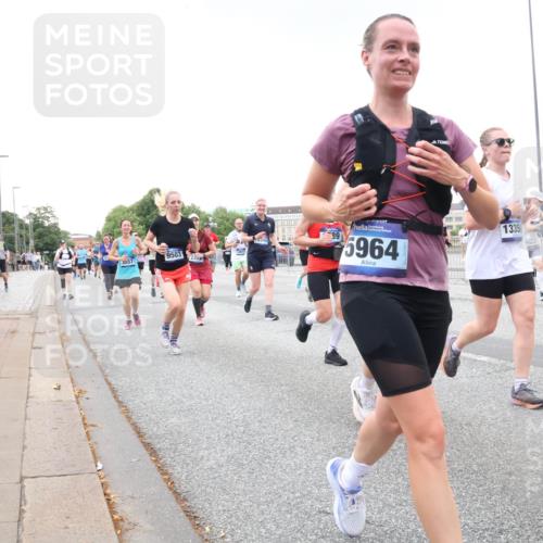 29.06.2025 - hella hamburg halbmarathon Lena Gebhardt http://msf.ph/oto/8429614 29.06.2025 10:54:04 Lombardsbrücke 9503, 2312, 89, 5964, 13350, 1017, 1263, 1687, 1744, 1753, 1762, 1779, 1789, 1822, 2079, 2372, 2600, 2761, 2854, 3055, 3079, 3187, 3188, 3249, 3364, 3465, 3467, 3557, 4323, 4685, 4801, 4838, 5157, 5309, 5430, 5514, 5804, 5817, 5856, 5857, 5898, 5964, 6039, 6192, 6273, 6468, 6583, 6913, 6987, 6988, 6996, 7039, 7498, 7614, 7670, 7874, 7890, 7946, 8867, 8924, 9138, 9203, 9503, 9531, 9572, 9771, 10207, 11354, 11390, 11785 meine-sportfotos.de