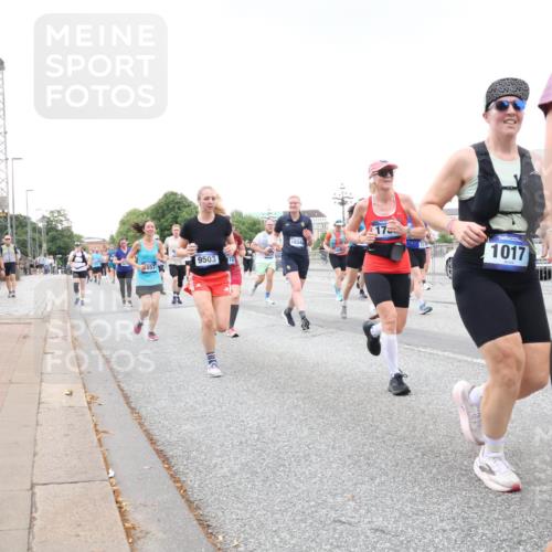 29.06.2025 - hella hamburg halbmarathon Lena Gebhardt http://msf.ph/oto/8429640 29.06.2025 10:54:04 Lombardsbrücke 9503, 557, 1834, 175, 1017, 63, 5964, 1017, 1263, 1687, 1744, 1753, 1762, 1779, 1789, 1822, 2079, 2372, 2600, 2761, 2854, 3055, 3079, 3187, 3188, 3249, 3364, 3465, 3467, 3557, 4323, 4685, 4801, 4838, 5157, 5309, 5430, 5514, 5804, 5817, 5856, 5857, 5898, 5964, 6039, 6192, 6273, 6468, 6583, 6913, 6987, 6988, 6996, 7039, 7498, 7614, 7670, 7874, 7890, 7946, 8867, 8924, 9138, 9203, 9503, 9531, 9572, 9771, 10207, 11354, 11390, 11785 meine-sportfotos.de