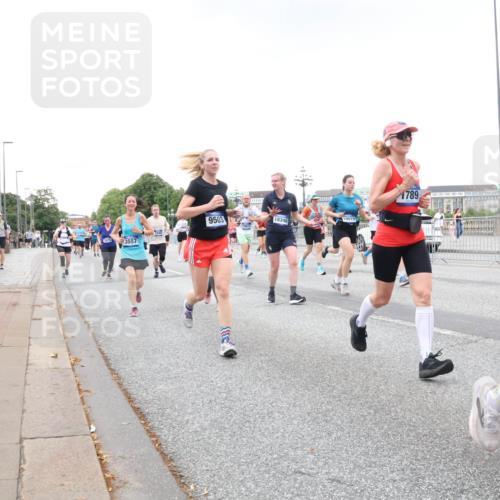 29.06.2025 - hella hamburg halbmarathon Lena Gebhardt http://msf.ph/oto/8429693 29.06.2025 10:54:05 Lombardsbrücke 3557, 9503, 18348, 19019, 1789, 10, 1017, 1263, 1687, 1744, 1753, 1762, 1779, 1789, 1822, 2079, 2372, 2600, 2761, 2854, 3055, 3079, 3187, 3188, 3249, 3364, 3465, 3467, 3557, 4323, 4685, 4720, 4801, 4838, 5157, 5309, 5430, 5514, 5804, 5817, 5856, 5898, 5964, 6039, 6192, 6273, 6468, 6583, 6913, 6987, 6988, 6996, 7039, 7498, 7614, 7670, 7874, 7890, 7946, 8801, 8803, 8867, 8924, 9138, 9203, 9503, 9531, 9572, 9771, 10207, 11354, 11390, 11785 meine-sportfotos.de