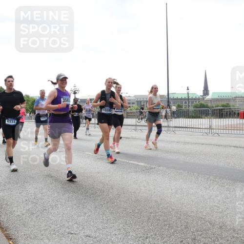 29.06.2025 - hella hamburg halbmarathon Lena Gebhardt http://msf.ph/oto/8429763 29.06.2025 10:43:58 Lombardsbrücke 13371, 6334, 12792, 3597, 10285, 8058, 1023, 1026, 1095, 1306, 1310, 1400, 1459, 1802, 1804, 2073, 2186, 2692, 2733, 3065, 3288, 3390, 3596, 3597, 4627, 4636, 4866, 4898, 5001, 5127, 5192, 5201, 5214, 5293, 5370, 5730, 5731, 5890, 5902, 5905, 6036, 6096, 6226, 6334, 6895, 6931, 6971, 6973, 7197, 7205, 7206, 7326, 7489, 7504, 7610, 7818, 8000, 8058, 8233, 8504, 8591, 8763, 8870, 8957, 9073, 9704, 9831, 9879, 10083, 10097, 10200, 10202, 11955 meine-sportfotos.de