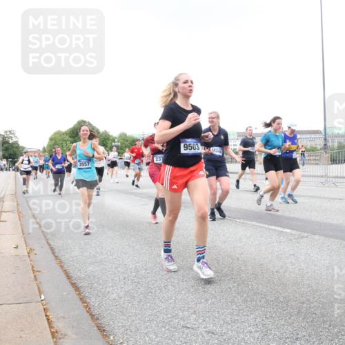 29.06.2025 - hella hamburg halbmarathon Lena Gebhardt http://msf.ph/oto/8429801 29.06.2025 10:54:05 Lombardsbrücke 3557, 237, 9503, 44118348, 1017, 1263, 1687, 1744, 1753, 1762, 1779, 1789, 1822, 2079, 2372, 2600, 2761, 2854, 3055, 3079, 3187, 3188, 3249, 3364, 3465, 3467, 3557, 4323, 4685, 4720, 4801, 4838, 5157, 5309, 5430, 5514, 5804, 5817, 5856, 5898, 5964, 6039, 6192, 6273, 6468, 6583, 6913, 6987, 6988, 6996, 7039, 7498, 7614, 7670, 7874, 7890, 7946, 8801, 8803, 8867, 8924, 9138, 9203, 9503, 9531, 9572, 9771, 10207, 11354, 11390, 11785 meine-sportfotos.de