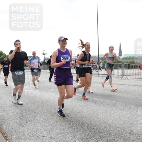 29.06.2025 - hella hamburg halbmarathon Lena Gebhardt http://msf.ph/oto/8429806 29.06.2025 10:43:58 Lombardsbrücke 7481, 71, 12518, 12792, 6334, 3597, 0285, 10553, 1023, 1026, 1095, 1306, 1310, 1400, 1459, 1802, 1804, 2073, 2186, 2692, 2733, 3065, 3288, 3390, 3596, 3597, 4627, 4636, 4866, 4898, 5001, 5127, 5192, 5201, 5214, 5293, 5370, 5730, 5731, 5890, 5902, 5905, 6036, 6096, 6226, 6334, 6895, 6931, 6971, 6973, 7197, 7205, 7206, 7326, 7489, 7504, 7610, 7818, 8000, 8058, 8233, 8504, 8591, 8763, 8870, 8957, 9073, 9704, 9831, 9879, 10083, 10097, 10200, 10202, 11955 meine-sportfotos.de