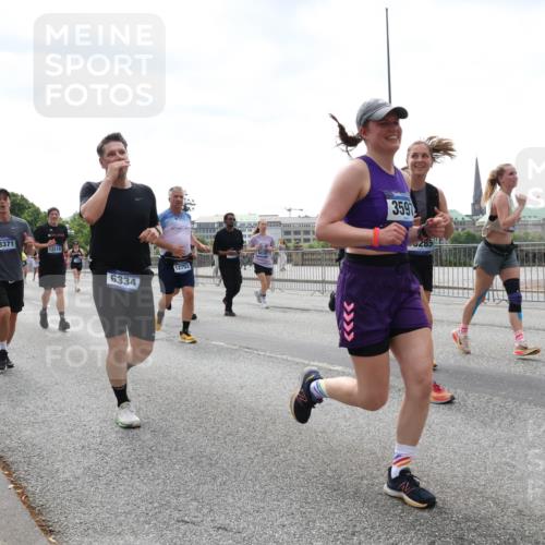 29.06.2025 - hella hamburg halbmarathon Lena Gebhardt http://msf.ph/oto/8429841 29.06.2025 10:43:58 Lombardsbrücke 13371, 12518, 6334, 12792, 3597, 1023, 1026, 1095, 1306, 1310, 1400, 1459, 1802, 1804, 2073, 2186, 2692, 2733, 3065, 3288, 3390, 3596, 3597, 4627, 4636, 4866, 4898, 5001, 5127, 5192, 5201, 5214, 5293, 5370, 5730, 5731, 5890, 5902, 5905, 6036, 6096, 6226, 6334, 6895, 6931, 6971, 6973, 7197, 7205, 7206, 7326, 7489, 7504, 7610, 7818, 8000, 8058, 8233, 8504, 8591, 8763, 8870, 8957, 9073, 9704, 9831, 9879, 10083, 10097, 10200, 10202, 11955 meine-sportfotos.de