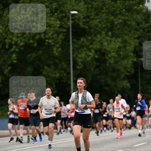 29.06.2025 - hella hamburg halbmarathon Dr. Thomas Lammeyer http://msf.ph/oto/8429927 29.06.2025 10:51:46 Kennedybrücke 1073, 1555, 1593, 1618, 2211, 2320, 2491, 2500, 2556, 2981, 3277, 3823, 4325, 4342, 5700, 5895, 7240, 7827, 8158, 9092, 9743, 9758, 10511, 11276, 11378 meine-sportfotos.de