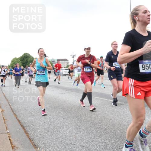 29.06.2025 - hella hamburg halbmarathon Lena Gebhardt http://msf.ph/oto/8429944 29.06.2025 10:54:06 Lombardsbrücke 12611, 3557, 2372, 18348, 9503, 1017, 1263, 1687, 1744, 1753, 1762, 1779, 1789, 1822, 2079, 2372, 2600, 2761, 2854, 3055, 3079, 3187, 3188, 3249, 3364, 3465, 3467, 3557, 4323, 4685, 4720, 4801, 4838, 5157, 5309, 5430, 5514, 5804, 5817, 5856, 5898, 5964, 6039, 6192, 6273, 6468, 6583, 6913, 6987, 6988, 7039, 7498, 7614, 7670, 7874, 7946, 8801, 8803, 8867, 8924, 9138, 9203, 9503, 9531, 9572, 9771, 10207, 11354, 11390, 11785 meine-sportfotos.de