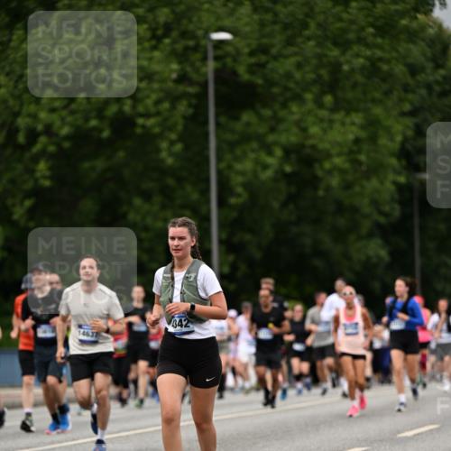 29.06.2025 - hella hamburg halbmarathon Dr. Thomas Lammeyer http://msf.ph/oto/8429971 29.06.2025 10:51:46 Kennedybrücke 1073, 1555, 1593, 1618, 2211, 2320, 2491, 2500, 2556, 2981, 3277, 3823, 4325, 4342, 5700, 5895, 7240, 7827, 8158, 9092, 9743, 9758, 10511, 11276, 11378 meine-sportfotos.de