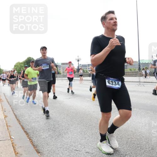 29.06.2025 - hella hamburg halbmarathon Lena Gebhardt http://msf.ph/oto/8429982 29.06.2025 10:43:59 Lombardsbrücke 5890, 13371, 518, 4627, 6334, 252, 1023, 1026, 1095, 1306, 1310, 1400, 1459, 1802, 1804, 2073, 2186, 2692, 2733, 3065, 3288, 3390, 3596, 3597, 4627, 4636, 4866, 4898, 5001, 5127, 5192, 5201, 5214, 5293, 5730, 5731, 5890, 5902, 5905, 6036, 6096, 6226, 6334, 6895, 6931, 6971, 6973, 7197, 7205, 7206, 7326, 7489, 7504, 7610, 7818, 8000, 8058, 8233, 8504, 8591, 8763, 8870, 8957, 9073, 9510, 9704, 9831, 9879, 10083, 10097, 10200, 10202, 10223, 11955 meine-sportfotos.de