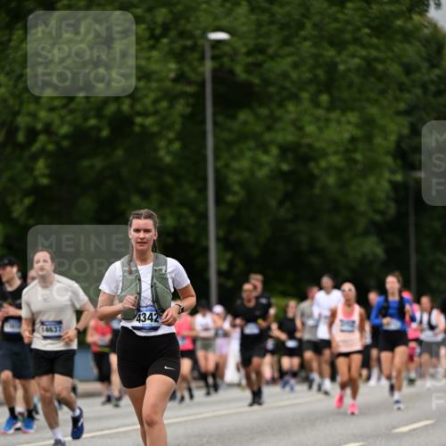 29.06.2025 - hella hamburg halbmarathon Dr. Thomas Lammeyer http://msf.ph/oto/8429997 29.06.2025 10:51:47 Kennedybrücke 1073, 1555, 1593, 1618, 2211, 2320, 2491, 2500, 2556, 2981, 3277, 3823, 4342, 5700, 5895, 7240, 7827, 8105, 8158, 9092, 9743, 9758, 10511, 11276, 11378 meine-sportfotos.de