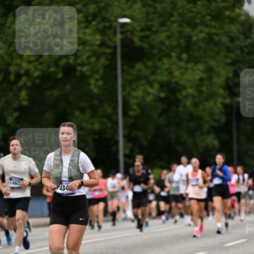 29.06.2025 - hella hamburg halbmarathon Dr. Thomas Lammeyer http://msf.ph/oto/8430011 29.06.2025 10:51:47 Kennedybrücke 1073, 1555, 1593, 1618, 2211, 2320, 2491, 2500, 2556, 2981, 3277, 3823, 4342, 5700, 5895, 7240, 7827, 8105, 8158, 9092, 9743, 9758, 10511, 11276, 11378 meine-sportfotos.de