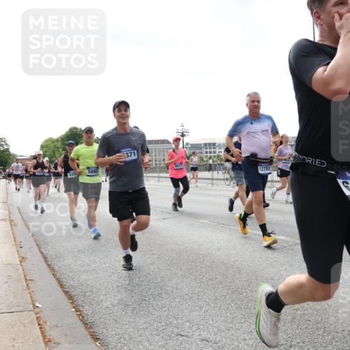 29.06.2025 - hella hamburg halbmarathon Lena Gebhardt http://msf.ph/oto/8430013 29.06.2025 10:43:59 Lombardsbrücke 5293, 5890, 371, 12792, 6334, 2520, 1023, 1026, 1095, 1306, 1310, 1400, 1459, 1802, 1804, 2073, 2186, 2692, 2733, 3065, 3288, 3390, 3596, 3597, 4627, 4636, 4866, 4898, 5001, 5127, 5192, 5201, 5214, 5293, 5730, 5731, 5890, 5902, 5905, 6036, 6096, 6226, 6334, 6895, 6931, 6971, 6973, 7197, 7205, 7206, 7326, 7489, 7504, 7610, 7818, 8000, 8058, 8233, 8504, 8591, 8763, 8870, 8957, 9073, 9510, 9704, 9831, 9879, 10083, 10097, 10200, 10202, 10223, 11955 meine-sportfotos.de