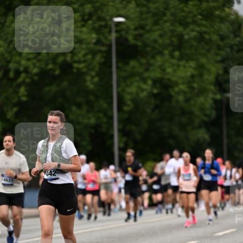 29.06.2025 - hella hamburg halbmarathon Dr. Thomas Lammeyer http://msf.ph/oto/8430019 29.06.2025 10:51:47 Kennedybrücke 1073, 1555, 1593, 1618, 2211, 2320, 2491, 2500, 2556, 2981, 3277, 3823, 4342, 5700, 5895, 7240, 7827, 8105, 8158, 9092, 9743, 9758, 10511, 11276, 11378 meine-sportfotos.de