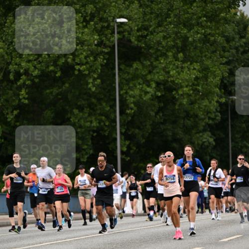 29.06.2025 - hella hamburg halbmarathon Dr. Thomas Lammeyer http://msf.ph/oto/8430100 29.06.2025 10:51:49 Kennedybrücke 1073, 1555, 1593, 1618, 2211, 2320, 2491, 2500, 2981, 4342, 5700, 5895, 7240, 8105, 8158, 9092, 9743, 9758, 10511, 11276, 11378 meine-sportfotos.de