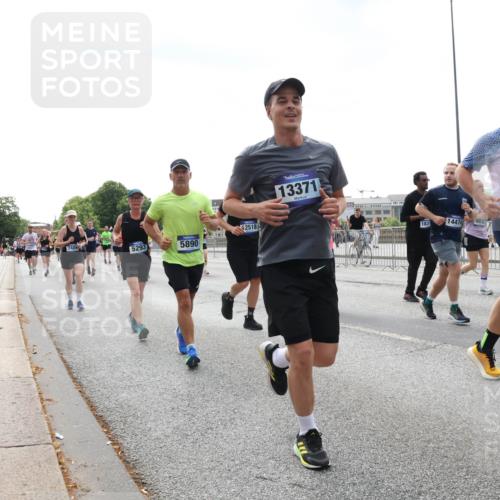 29.06.2025 - hella hamburg halbmarathon Lena Gebhardt http://msf.ph/oto/8430124 29.06.2025 10:44:00 Lombardsbrücke 7489, 5293, 5890, 2518, 13371, 183, 14474, 603, 12792, 1023, 1026, 1095, 1306, 1310, 1400, 1459, 1519, 1802, 1804, 2073, 2186, 2692, 2733, 3065, 3288, 3390, 3596, 3597, 4627, 4636, 4866, 4898, 5001, 5127, 5192, 5201, 5214, 5293, 5730, 5731, 5890, 5902, 5905, 6036, 6096, 6226, 6334, 6895, 6971, 6973, 7197, 7205, 7206, 7326, 7489, 7504, 7610, 7818, 7842, 8000, 8058, 8504, 8591, 8763, 8870, 8957, 9073, 9510, 9704, 9831, 9879, 10097, 10200, 10202, 10223, 11955 meine-sportfotos.de
