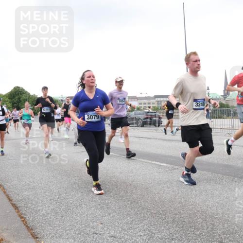 29.06.2025 - hella hamburg halbmarathon Lena Gebhardt http://msf.ph/oto/8430145 29.06.2025 10:54:09 Lombardsbrücke 12283, 3079, 5804, 3249, 9138, 1017, 1263, 1687, 1744, 1753, 1762, 1779, 1789, 1822, 1949, 2079, 2372, 2600, 2761, 2854, 3055, 3079, 3187, 3188, 3249, 3364, 3465, 3467, 3557, 3857, 4323, 4685, 4720, 4801, 4838, 5157, 5309, 5430, 5514, 5804, 5817, 5856, 5898, 5933, 5964, 6039, 6192, 6273, 6468, 6583, 6987, 6988, 7039, 7498, 7614, 7670, 7874, 7946, 8801, 8803, 8867, 8924, 9130, 9138, 9203, 9503, 9572, 9771, 10207, 11354, 11390, 11785 meine-sportfotos.de