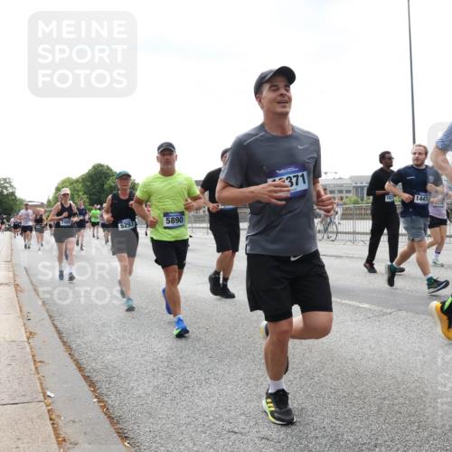 29.06.2025 - hella hamburg halbmarathon Lena Gebhardt http://msf.ph/oto/8430156 29.06.2025 10:44:00 Lombardsbrücke 5293, 5890, 371, 183, 14474, 12792, 1023, 1026, 1095, 1306, 1310, 1400, 1459, 1519, 1802, 1804, 2073, 2186, 2692, 2733, 3065, 3288, 3390, 3596, 3597, 4627, 4636, 4866, 4898, 5001, 5127, 5192, 5201, 5214, 5293, 5730, 5731, 5890, 5902, 5905, 6036, 6096, 6226, 6334, 6895, 6971, 6973, 7197, 7205, 7206, 7326, 7489, 7504, 7610, 7818, 7842, 8000, 8058, 8504, 8591, 8763, 8870, 8957, 9073, 9510, 9704, 9831, 9879, 10097, 10200, 10202, 10223, 11955 meine-sportfotos.de