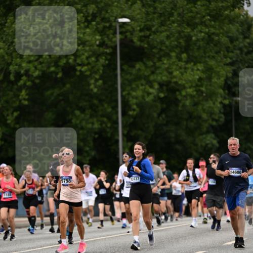 29.06.2025 - hella hamburg halbmarathon Dr. Thomas Lammeyer http://msf.ph/oto/8430189 29.06.2025 10:51:51 Kennedybrücke 1073, 1555, 1593, 1618, 2211, 2320, 2491, 2500, 2981, 3679, 4239, 4342, 5700, 5895, 7240, 8105, 8158, 8270, 9092, 9743, 9758, 10511, 10658, 10903, 11276 meine-sportfotos.de