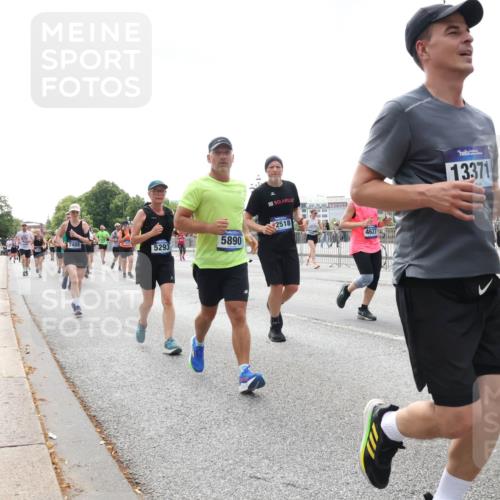 29.06.2025 - hella hamburg halbmarathon Lena Gebhardt http://msf.ph/oto/8430211 29.06.2025 10:44:00 Lombardsbrücke 2518, 7489, 5293, 5890, 4627, 13371, 144, 1023, 1026, 1095, 1306, 1310, 1400, 1459, 1519, 1802, 1804, 2073, 2186, 2692, 2733, 3065, 3288, 3390, 3596, 3597, 4627, 4636, 4866, 4898, 5001, 5127, 5192, 5201, 5214, 5293, 5730, 5731, 5890, 5902, 5905, 6036, 6096, 6226, 6334, 6895, 6971, 6973, 7197, 7205, 7206, 7326, 7489, 7504, 7610, 7818, 7842, 8000, 8058, 8504, 8591, 8763, 8870, 8957, 9073, 9510, 9704, 9831, 9879, 10097, 10200, 10202, 10223, 11955 meine-sportfotos.de