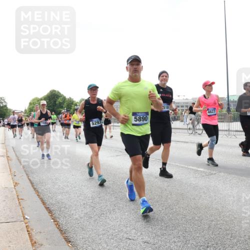 29.06.2025 - hella hamburg halbmarathon Lena Gebhardt http://msf.ph/oto/8430238 29.06.2025 10:44:01 Lombardsbrücke 748, 5293, 5890, 518, 4627, 183, 1023, 1026, 1095, 1306, 1310, 1400, 1459, 1519, 1802, 1804, 2073, 2186, 2692, 2733, 3065, 3288, 3390, 3596, 3597, 4627, 4636, 4866, 4898, 5001, 5127, 5192, 5201, 5214, 5293, 5730, 5731, 5890, 5902, 5905, 6036, 6226, 6334, 6895, 6971, 6973, 7197, 7205, 7206, 7326, 7489, 7504, 7610, 7818, 7842, 8000, 8058, 8504, 8591, 8763, 8870, 8957, 9073, 9510, 9704, 9831, 9879, 10097, 10223, 11955, 12803, 12995 meine-sportfotos.de