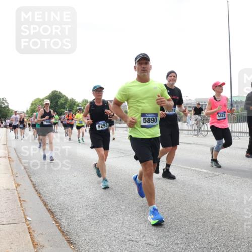 29.06.2025 - hella hamburg halbmarathon Lena Gebhardt http://msf.ph/oto/8430260 29.06.2025 10:44:01 Lombardsbrücke 7489, 5293, 5890, 18, 4627, 183, 6036, 1023, 1026, 1095, 1306, 1310, 1400, 1459, 1519, 1802, 1804, 2073, 2186, 2692, 2733, 3065, 3288, 3390, 3596, 3597, 4627, 4636, 4866, 4898, 5001, 5127, 5192, 5201, 5214, 5293, 5730, 5731, 5890, 5902, 5905, 6036, 6226, 6334, 6895, 6971, 6973, 7197, 7205, 7206, 7326, 7489, 7504, 7610, 7818, 7842, 8000, 8058, 8504, 8591, 8763, 8870, 8957, 9073, 9510, 9704, 9831, 9879, 10097, 10223, 11955, 12803, 12995 meine-sportfotos.de