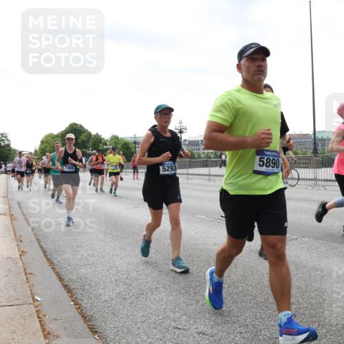 29.06.2025 - hella hamburg halbmarathon Lena Gebhardt http://msf.ph/oto/8430276 29.06.2025 10:44:01 Lombardsbrücke 7489, 5293, 5890, 462, 1023, 1026, 1095, 1306, 1310, 1400, 1459, 1519, 1802, 1804, 2073, 2186, 2692, 2733, 3065, 3288, 3390, 3596, 3597, 4627, 4636, 4866, 4898, 5001, 5127, 5192, 5201, 5214, 5293, 5730, 5731, 5890, 5902, 5905, 6036, 6226, 6334, 6895, 6971, 6973, 7197, 7205, 7206, 7326, 7489, 7504, 7610, 7818, 7842, 8000, 8058, 8504, 8591, 8763, 8870, 8957, 9073, 9510, 9704, 9831, 9879, 10097, 10223, 11955, 12803, 12995 meine-sportfotos.de