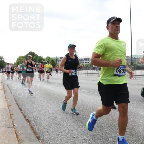 29.06.2025 - hella hamburg halbmarathon Lena Gebhardt http://msf.ph/oto/8430298 29.06.2025 10:44:01 Lombardsbrücke 7489, 293, 5890, 183, 462, 1023, 1026, 1095, 1306, 1310, 1400, 1459, 1519, 1802, 1804, 2073, 2186, 2692, 2733, 3065, 3288, 3390, 3596, 3597, 4627, 4636, 4866, 4898, 5001, 5127, 5192, 5201, 5214, 5293, 5730, 5731, 5890, 5902, 5905, 6036, 6226, 6334, 6895, 6971, 6973, 7197, 7205, 7206, 7326, 7489, 7504, 7610, 7818, 7842, 8000, 8058, 8504, 8591, 8763, 8870, 8957, 9073, 9510, 9704, 9831, 9879, 10097, 10223, 11955, 12803, 12995 meine-sportfotos.de