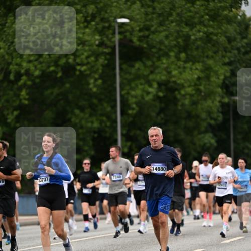 29.06.2025 - hella hamburg halbmarathon Dr. Thomas Lammeyer http://msf.ph/oto/8430311 29.06.2025 10:51:53 Kennedybrücke 1073, 1430, 1523, 1593, 1618, 2211, 2320, 2491, 2500, 2981, 3679, 4239, 4342, 5700, 5796, 5895, 7240, 8105, 8158, 8270, 9092, 9743, 9758, 10658, 10903, 11276 meine-sportfotos.de