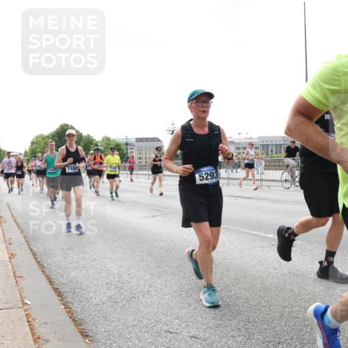 29.06.2025 - hella hamburg halbmarathon Lena Gebhardt http://msf.ph/oto/8430327 29.06.2025 10:44:02 Lombardsbrücke 748, 1455, 5293, 5890, 627, 1023, 1026, 1095, 1306, 1310, 1400, 1459, 1519, 1802, 1804, 2073, 2186, 2692, 2733, 3065, 3288, 3390, 3596, 3597, 4627, 4636, 4866, 4898, 5001, 5127, 5192, 5201, 5214, 5293, 5730, 5731, 5890, 5902, 5905, 6036, 6334, 6895, 6971, 6973, 7197, 7205, 7206, 7326, 7489, 7504, 7610, 7818, 7842, 8000, 8058, 8272, 8504, 8591, 8763, 8870, 8957, 9073, 9510, 9704, 9831, 9879, 10097, 10223, 11955, 12803, 12995 meine-sportfotos.de