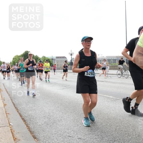 29.06.2025 - hella hamburg halbmarathon Lena Gebhardt http://msf.ph/oto/8430352 29.06.2025 10:44:02 Lombardsbrücke 7489, 1306, 5293, 1023, 1026, 1095, 1306, 1310, 1400, 1459, 1519, 1802, 1804, 2073, 2186, 2692, 2733, 3065, 3288, 3390, 3596, 3597, 4627, 4636, 4866, 4898, 5001, 5127, 5192, 5201, 5214, 5293, 5730, 5731, 5890, 5902, 5905, 6036, 6334, 6895, 6971, 6973, 7197, 7205, 7206, 7326, 7489, 7504, 7610, 7818, 7842, 8000, 8058, 8272, 8504, 8591, 8763, 8870, 8957, 9073, 9510, 9704, 9831, 9879, 10097, 10223, 11955, 12803, 12995 meine-sportfotos.de