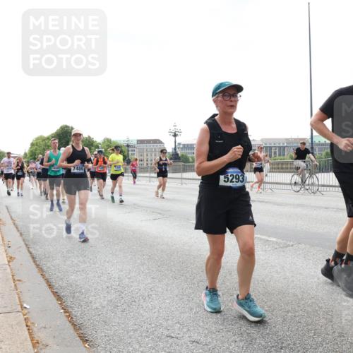 29.06.2025 - hella hamburg halbmarathon Lena Gebhardt http://msf.ph/oto/8430378 29.06.2025 10:44:02 Lombardsbrücke 7489, 48, 5293, 12518, 1023, 1026, 1095, 1306, 1310, 1400, 1459, 1519, 1802, 1804, 2073, 2186, 2692, 2733, 3065, 3288, 3390, 3596, 3597, 4627, 4636, 4866, 4898, 5001, 5127, 5192, 5201, 5214, 5293, 5730, 5731, 5890, 5902, 5905, 6036, 6334, 6895, 6971, 6973, 7197, 7205, 7206, 7326, 7489, 7504, 7610, 7818, 7842, 8000, 8058, 8272, 8504, 8591, 8763, 8870, 8957, 9073, 9510, 9704, 9831, 9879, 10097, 10223, 11955, 12803, 12995 meine-sportfotos.de