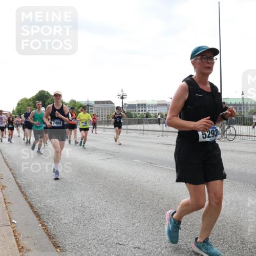 29.06.2025 - hella hamburg halbmarathon Lena Gebhardt http://msf.ph/oto/8430407 29.06.2025 10:44:02 Lombardsbrücke 808073, 7489, 5293, 12518, 1023, 1026, 1095, 1306, 1310, 1400, 1459, 1519, 1802, 1804, 2073, 2186, 2692, 2733, 3065, 3288, 3390, 3596, 3597, 4627, 4636, 4866, 4898, 5001, 5127, 5192, 5201, 5214, 5293, 5730, 5731, 5890, 5902, 5905, 6036, 6334, 6895, 6971, 6973, 7197, 7205, 7206, 7326, 7489, 7504, 7610, 7818, 7842, 8000, 8058, 8272, 8504, 8591, 8763, 8870, 8957, 9073, 9510, 9704, 9831, 9879, 10097, 10223, 11955, 12803, 12995 meine-sportfotos.de