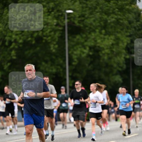29.06.2025 - hella hamburg halbmarathon Dr. Thomas Lammeyer http://msf.ph/oto/8430411 29.06.2025 10:51:55 Kennedybrücke 1073, 1430, 1523, 1593, 1618, 2211, 2320, 2491, 2500, 2981, 3679, 4239, 4342, 5700, 5796, 7240, 8105, 8158, 8270, 9743, 9758, 10658, 10903, 11276 meine-sportfotos.de