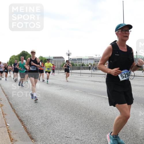 29.06.2025 - hella hamburg halbmarathon Lena Gebhardt http://msf.ph/oto/8430428 29.06.2025 10:44:02 Lombardsbrücke 7489, 18080, 73, 145, 5293, 1023, 1026, 1095, 1306, 1310, 1400, 1459, 1519, 1802, 1804, 2073, 2186, 2692, 2733, 3065, 3288, 3390, 3596, 3597, 4627, 4636, 4866, 4898, 5001, 5127, 5192, 5201, 5214, 5293, 5730, 5731, 5890, 5902, 5905, 6036, 6334, 6895, 6971, 6973, 7197, 7205, 7206, 7326, 7489, 7504, 7610, 7818, 7842, 8000, 8058, 8272, 8504, 8591, 8763, 8870, 8957, 9073, 9510, 9704, 9831, 9879, 10097, 10223, 11955, 12803, 12995 meine-sportfotos.de