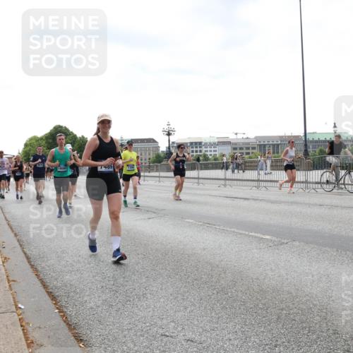 29.06.2025 - hella hamburg halbmarathon Lena Gebhardt http://msf.ph/oto/8430448 29.06.2025 10:44:02 Lombardsbrücke 18080, 7489, 1306, 1023, 1026, 1095, 1306, 1310, 1400, 1459, 1519, 1802, 1804, 2073, 2186, 2692, 2733, 3065, 3288, 3390, 3596, 3597, 4627, 4636, 4866, 4898, 5001, 5127, 5192, 5201, 5214, 5293, 5730, 5731, 5890, 5902, 5905, 6036, 6334, 6895, 6971, 6973, 7197, 7205, 7206, 7326, 7489, 7504, 7610, 7818, 7842, 8000, 8058, 8272, 8504, 8591, 8763, 8870, 8957, 9073, 9510, 9704, 9831, 9879, 10097, 10223, 11955, 12803, 12995 meine-sportfotos.de