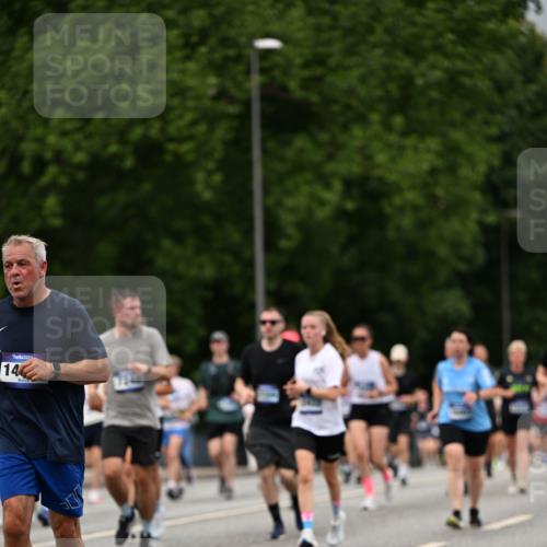 29.06.2025 - hella hamburg halbmarathon Dr. Thomas Lammeyer http://msf.ph/oto/8430452 29.06.2025 10:51:55 Kennedybrücke 1073, 1430, 1523, 1593, 1618, 2211, 2320, 2491, 2500, 2981, 3679, 4239, 4342, 5700, 5796, 7240, 8105, 8158, 8270, 9743, 9758, 10658, 10903, 11276 meine-sportfotos.de