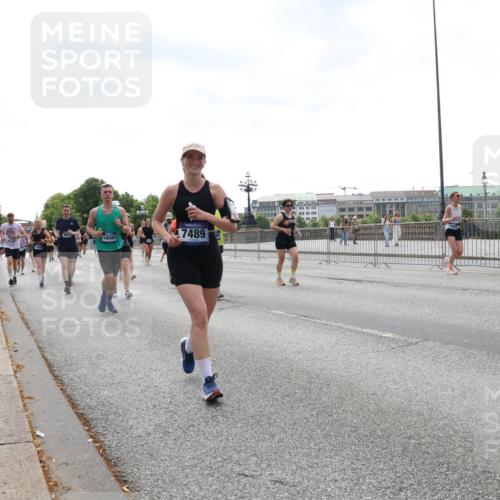 29.06.2025 - hella hamburg halbmarathon Lena Gebhardt http://msf.ph/oto/8430490 29.06.2025 10:44:03 Lombardsbrücke 18080, 7489, 1023, 1026, 1095, 1306, 1310, 1400, 1459, 1519, 1802, 1804, 2073, 2186, 2343, 2610, 2692, 2733, 3065, 3288, 3596, 3597, 4627, 4636, 4866, 4898, 5001, 5127, 5192, 5201, 5214, 5293, 5730, 5731, 5890, 5902, 5905, 6036, 6334, 6895, 6971, 6973, 7197, 7205, 7206, 7326, 7489, 7504, 7610, 7818, 7842, 8000, 8058, 8272, 8504, 8591, 8763, 8870, 8957, 9073, 9510, 9704, 9831, 9879, 10097, 10223, 11955, 12322, 12803, 12995, 14654 meine-sportfotos.de