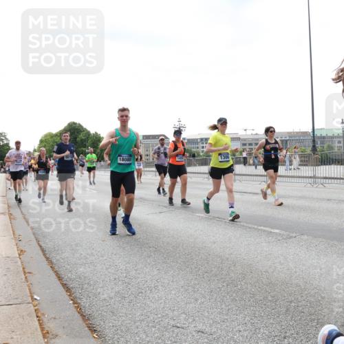 29.06.2025 - hella hamburg halbmarathon Lena Gebhardt http://msf.ph/oto/8430611 29.06.2025 10:44:04 Lombardsbrücke 16308, 9879, 18080, 1459, 1306, 1023, 1026, 1095, 1306, 1310, 1345, 1400, 1459, 1519, 1802, 1804, 2073, 2186, 2343, 2610, 2692, 2733, 3065, 3288, 3596, 3597, 4496, 4627, 4636, 4866, 4898, 5001, 5127, 5192, 5201, 5214, 5293, 5647, 5730, 5731, 5890, 5902, 5905, 6036, 6334, 6895, 6971, 6973, 7205, 7206, 7326, 7489, 7504, 7610, 7818, 7842, 8000, 8058, 8272, 8504, 8591, 8763, 8870, 8957, 9073, 9510, 9704, 9879, 10097, 10223, 11955, 12322, 12803, 12995, 13906, 14123, 14654 meine-sportfotos.de