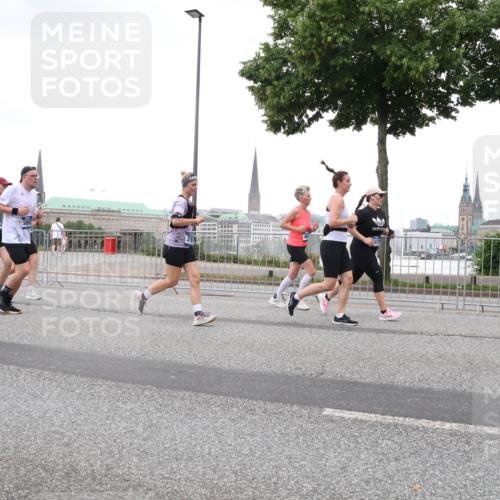 29.06.2025 - hella hamburg halbmarathon Lena Gebhardt http://msf.ph/oto/8430669 29.06.2025 10:54:14 Lombardsbrücke 1017, 1263, 1687, 1744, 1753, 1762, 1779, 1789, 1822, 1949, 2079, 2372, 2532, 2600, 2761, 2854, 3055, 3079, 3187, 3188, 3249, 3364, 3465, 3467, 3557, 3761, 3795, 3857, 4323, 4685, 4720, 4838, 4971, 5157, 5216, 5309, 5430, 5514, 5804, 5817, 5898, 5933, 5964, 6023, 6039, 6192, 6273, 6279, 6468, 6583, 6987, 6988, 7498, 7614, 7670, 7874, 7946, 8801, 8803, 8867, 8924, 9130, 9138, 9203, 9503, 9572, 10207, 11354, 11390, 11785 meine-sportfotos.de