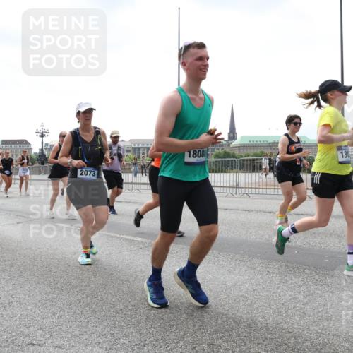 29.06.2025 - hella hamburg halbmarathon Lena Gebhardt http://msf.ph/oto/8430744 29.06.2025 10:44:05 Lombardsbrücke 9879, 2073, 18080, 130, 1023, 1026, 1095, 1306, 1310, 1345, 1400, 1459, 1519, 1802, 1804, 2073, 2186, 2343, 2610, 2692, 2733, 3065, 3288, 3596, 3597, 4496, 4627, 4636, 4866, 4898, 5001, 5127, 5192, 5201, 5293, 5647, 5730, 5731, 5890, 5902, 5905, 6036, 6334, 6895, 6971, 6973, 7205, 7206, 7326, 7489, 7504, 7610, 7818, 7842, 8000, 8058, 8272, 8591, 8763, 8870, 8957, 9073, 9510, 9704, 9879, 10097, 10223, 11955, 12322, 12803, 12995, 13906, 14123, 14654 meine-sportfotos.de