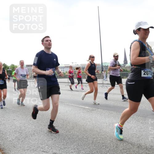 29.06.2025 - hella hamburg halbmarathon Lena Gebhardt http://msf.ph/oto/8430813 29.06.2025 10:44:06 Lombardsbrücke 5001, 16308, 1095, 2073, 145, 1023, 1026, 1095, 1306, 1310, 1345, 1459, 1519, 1802, 1804, 2073, 2186, 2343, 2610, 2692, 2733, 3065, 3288, 3596, 3597, 4496, 4627, 4636, 4866, 4898, 5001, 5127, 5192, 5201, 5293, 5647, 5730, 5731, 5890, 5902, 5905, 6036, 6334, 6895, 6971, 6973, 7205, 7206, 7326, 7489, 7504, 7610, 7818, 7842, 8000, 8058, 8272, 8591, 8763, 8870, 8957, 9073, 9510, 9704, 9879, 10097, 10223, 11825, 11955, 12322, 12803, 12995, 13906, 14123, 14654 meine-sportfotos.de